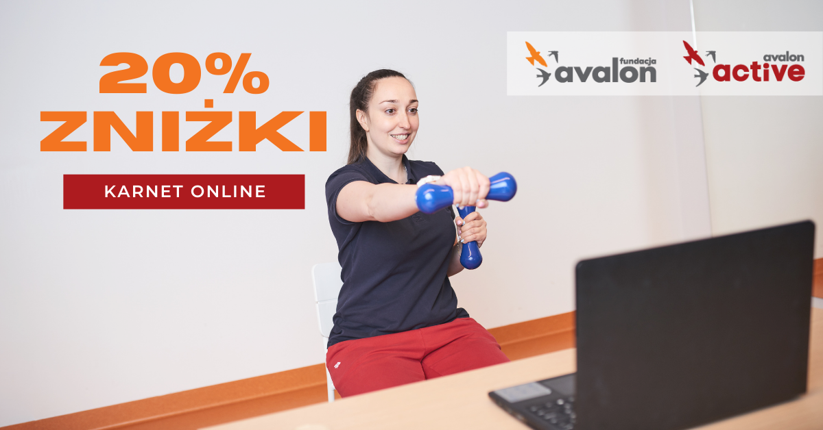 Na grafice uśmiechnięta fizjoterapeutka siedzi przed laptopem i unosi ciężarek. Napis: 20% zniżki Karnet Online.