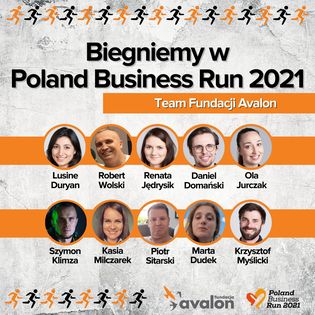 Na grafice zdjęcia pracowników Fundacji Avalon Biorących udział w biegu: Lusine Duyran, Robert Wolski, Renata Jędrysik, Daniel Domański, Ola Jurczak, Szymon Klimza, Kasia Milczarek, Marta Dudek, Piotr Sitarski, Krzysztof Myślicki. Napis Biegniemy w Poland Buisness Run 2021, Team Fundacji Avalon