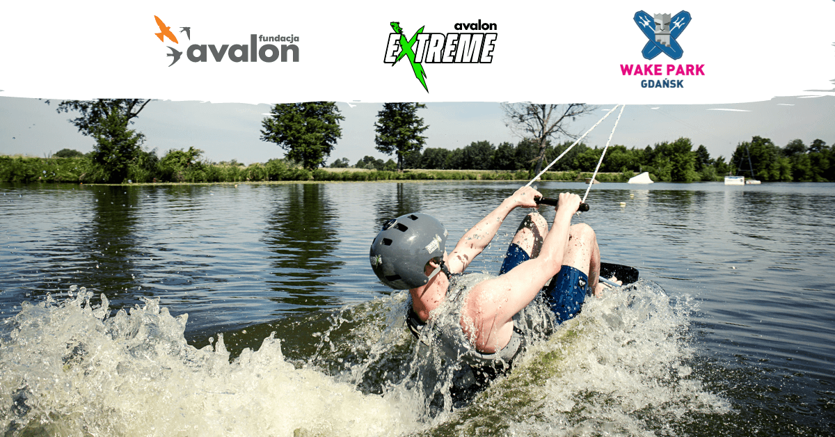 Na grafice zdjęcie mężczyzny na sitwake. Logotypy Avalon Extreme Fundacji Avalon i Wake Park Gdańsk