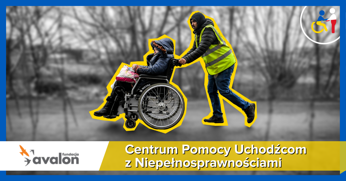 Na grafice zdjęcie mężczyzny prowadzącego wózek, na którym siedzi kobieta z torbami na kolanach. Napis Centrum Pomocy Uchodźcom z Niepełnosprawnościami. Logotyp Fundacji Avalon.