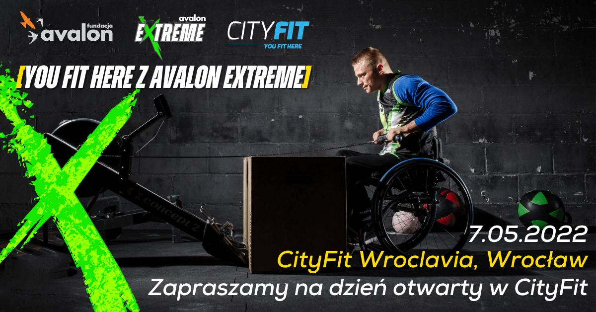 Na grafice zdjęcie mężczyzny na wózku ćwiczącego na wioślarzu. Napis You Fit Here z Avalon Extreme. Zapraszamy na dzień otwarty w City Fit, City Fit Wroclavia, Wrocław, 7.05.2022, Logotypy Avalon Extreme, Fundacji Avalon i City Fit