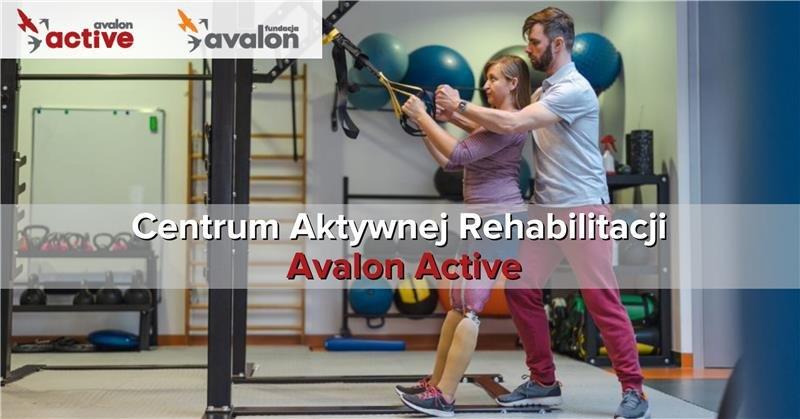 Na grafice zdjęcie pacjentki i fizjoterapeuty podczas ćwiczeń z rozciągania. Napis Centrum Aktywnej Rehabilitacji Avalon Active. Logotypy Avalon Active i Fundacji Avalon.