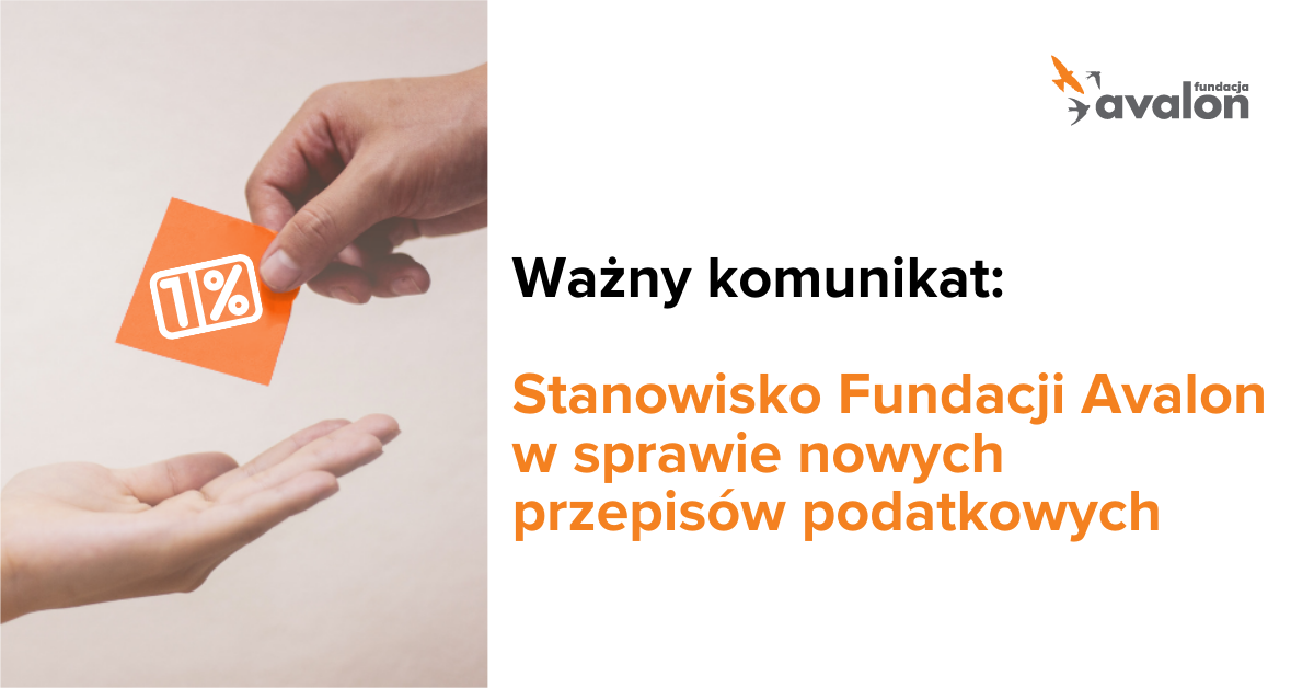 Na grafice zdjęcie dłoni przekazującej karteczkę z logotypem jednego procenta do drugiej dłoni. Napis: Ważny komunikat. Stanowisko Fundacji Avalon w sprawie nowych przepisów podatkowych.