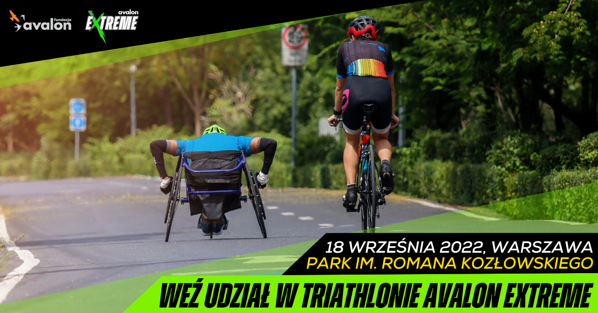 Na grafice zdjęcie ścigających się dwóch ludzi - jeden na wózku, drugi na rowerze. Napis: Weź udział w triathlonie Avalon Extreme, 18 września 2022, Warszawa, Park i. Romana Kozłowskiego. Logotypy Avalon Extreme oraz Fundacji Avalon.