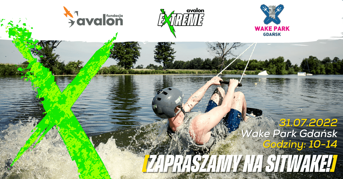 Na grafice zdjęcie mężczyzny na sitwake. Napis Zapraszamy na sitwake, 31.072022, Wake Park Gdańsk, 10.00 - 14.00. Logotypy Avalon Extreme Fundacji Avalon i Wake Park Gdańsk