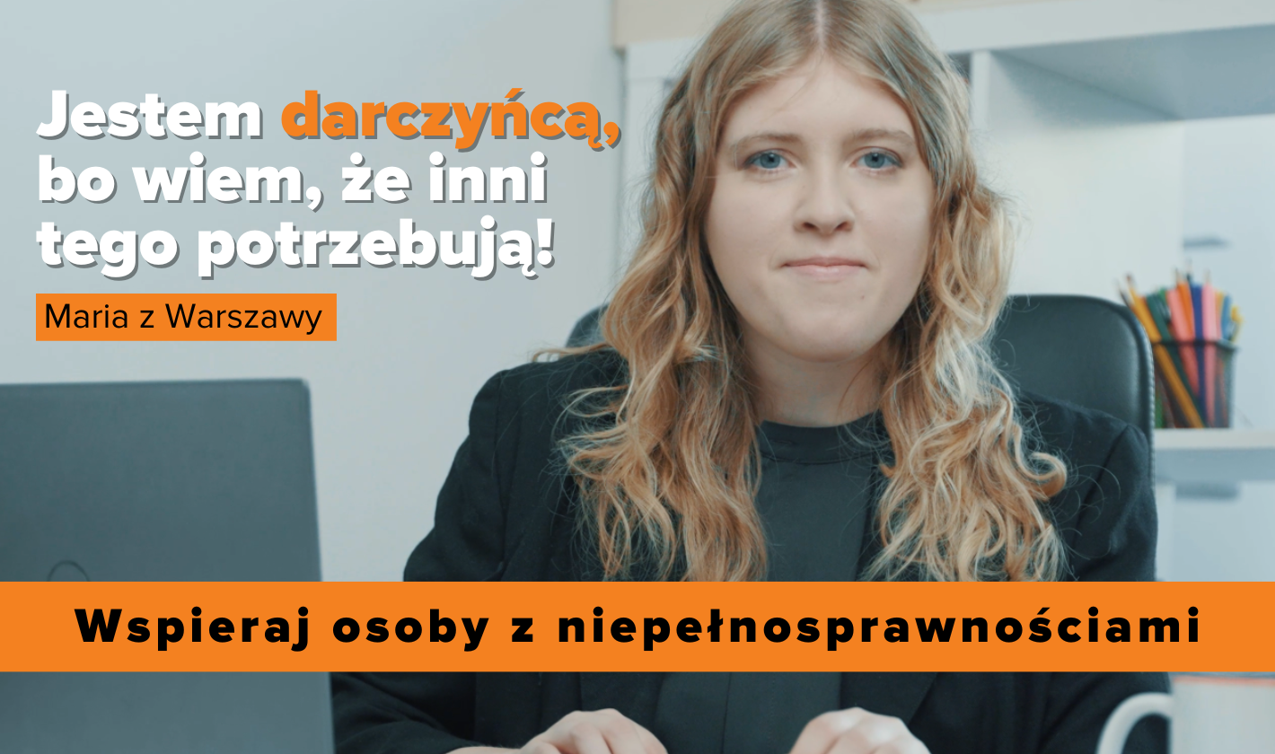 Dziewczyna przed komputerem, napis: jestem darczyńcą, bo wiem, że inni tego potrzebują.