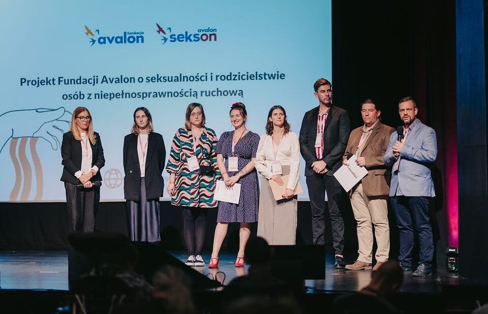 Łukasz Wielgosz - członek Zarządu Fundacji Avalon, Krzysztof Dobies - dyrektor generalny, Agata Niemiec i zespól Projektu Sekson na scenie konferencji.