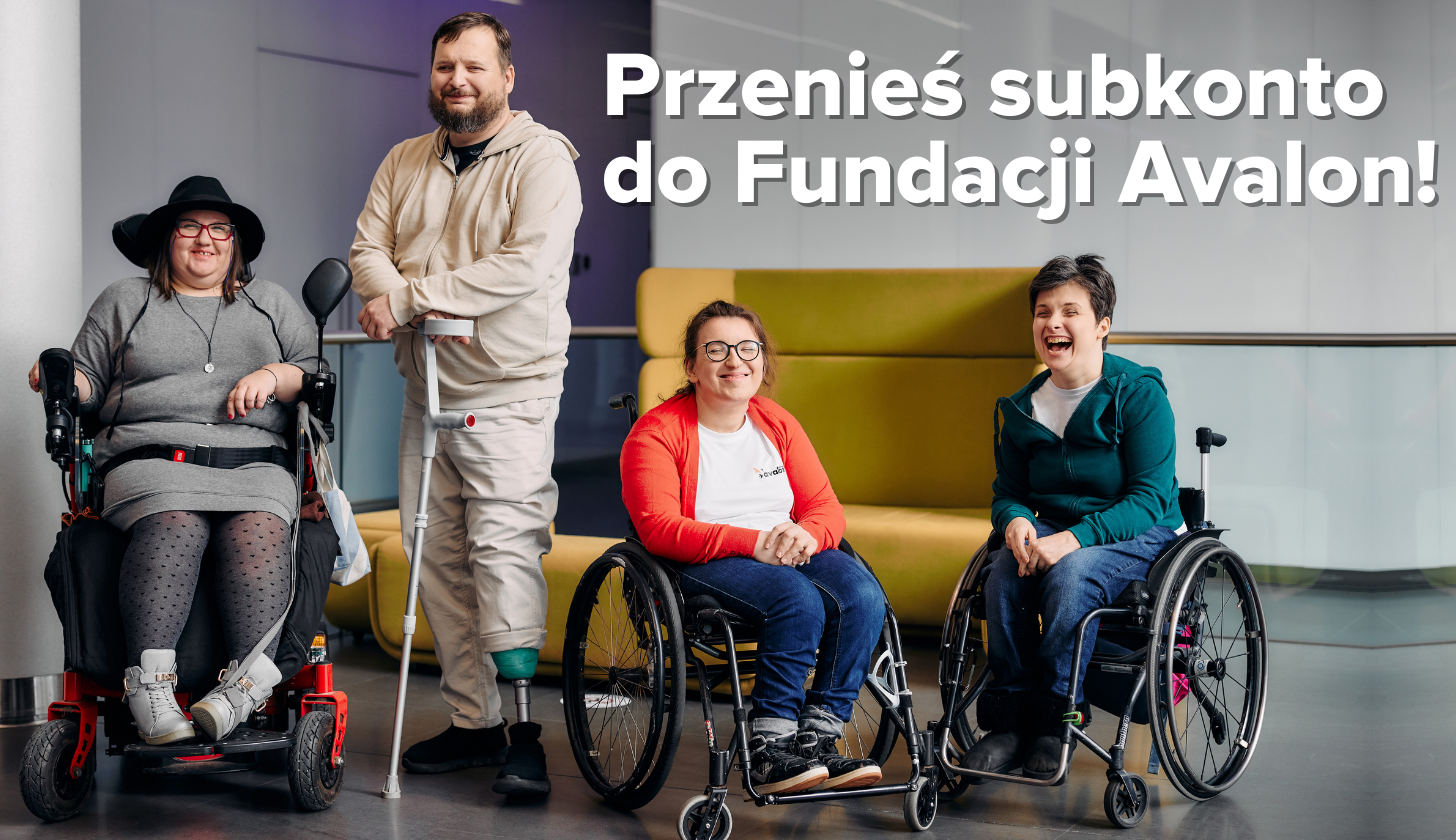 Czwórka podopiecznych Fundacji Avalon - trzy kobiety na wózkach oraz mężczyzna z protezą.