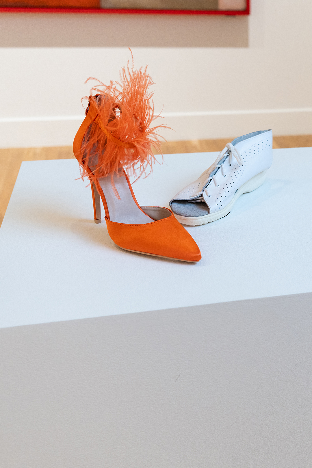 Zestawienie typowego obuwia ortopedycznego z modną szpilką podkreśla przepaść, która dzieli świat mody od tworzenia atrakcyjnych rozwiązań dla wszystkich. Moda od zawsze była formą manifestu i ekspresji. Historia Moniki pokazuje problem ignorancji i niedostosowania rynku mody do potrzeb osób z niepełnosprawnościami: