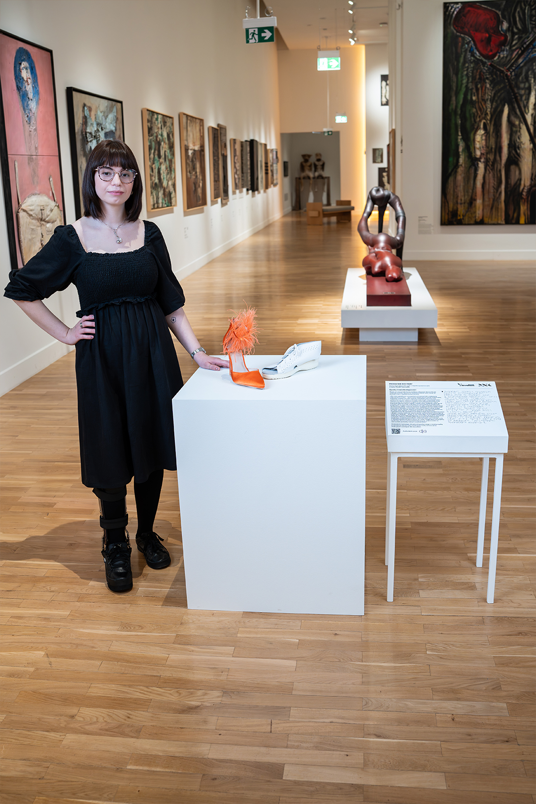 Zestawienie typowego obuwia ortopedycznego z modną szpilką podkreśla przepaść, która dzieli świat mody od tworzenia atrakcyjnych rozwiązań dla wszystkich. Moda od zawsze była formą manifestu i ekspresji. Historia Moniki pokazuje problem ignorancji i niedostosowania rynku mody do potrzeb osób z niepełnosprawnościami: