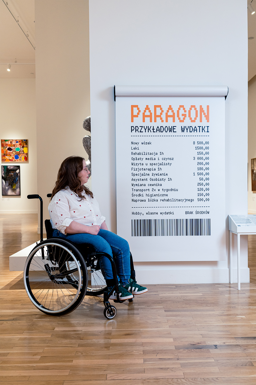 Symboliczny „Paragon grozy” obrazuje przykładowe wydatki osoby z niepełnosprawnością, która jak każdy obywatel musi mierzyć się z codziennymi kosztami życia, inflacją, podwyżkami cen, nieplanowanymi opłatami. A to tylko część wyzwań. Konieczność zakupu leków, specjalistycznego sprzętu, wsparcie rehabilitanta — to niezbędne wydatki, które powodują nieustanne problemy finansowe, a w konsekwencji brak możliwości prowadzenia bezpiecznego, stabilnego i godnego życia.