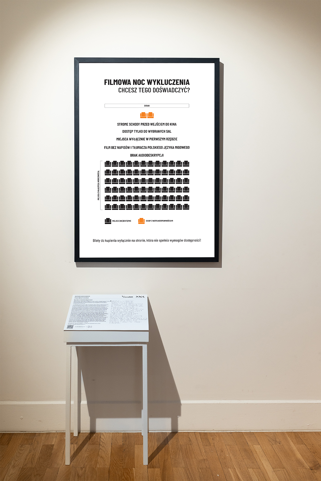 Na plakacie ukazano bariery w kulturze doświadczane przez osoby z niepełnosprawnościami.