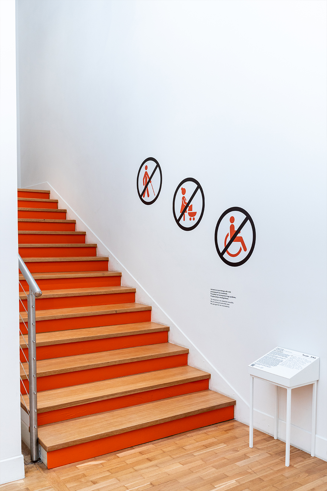 Schody to jedna z najbardziej widocznych barier architektonicznych dla osób z niepełnosprawnościami, rodziców z wózkami i osób po urazach. Mogą stać się przeszkodą nie do pokonania. Symbolizują również drogę — przejście między przestrzeniami — która bez wsparcia lub odpowiednich udogodnień pozostaje niedostępna. Taka podróż może przypominać niekończącą się walkę o podstawowe prawa i bycie zauważonym.