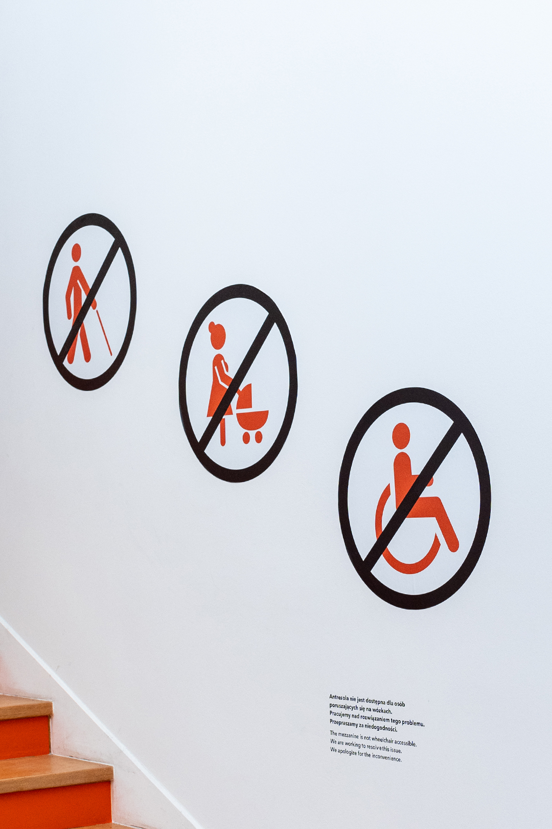 Schody to jedna z najbardziej widocznych barier architektonicznych dla osób z niepełnosprawnościami, rodziców z wózkami i osób po urazach. Mogą stać się przeszkodą nie do pokonania. Symbolizują również drogę — przejście między przestrzeniami — która bez wsparcia lub odpowiednich udogodnień pozostaje niedostępna. Taka podróż może przypominać niekończącą się walkę o podstawowe prawa i bycie zauważonym.